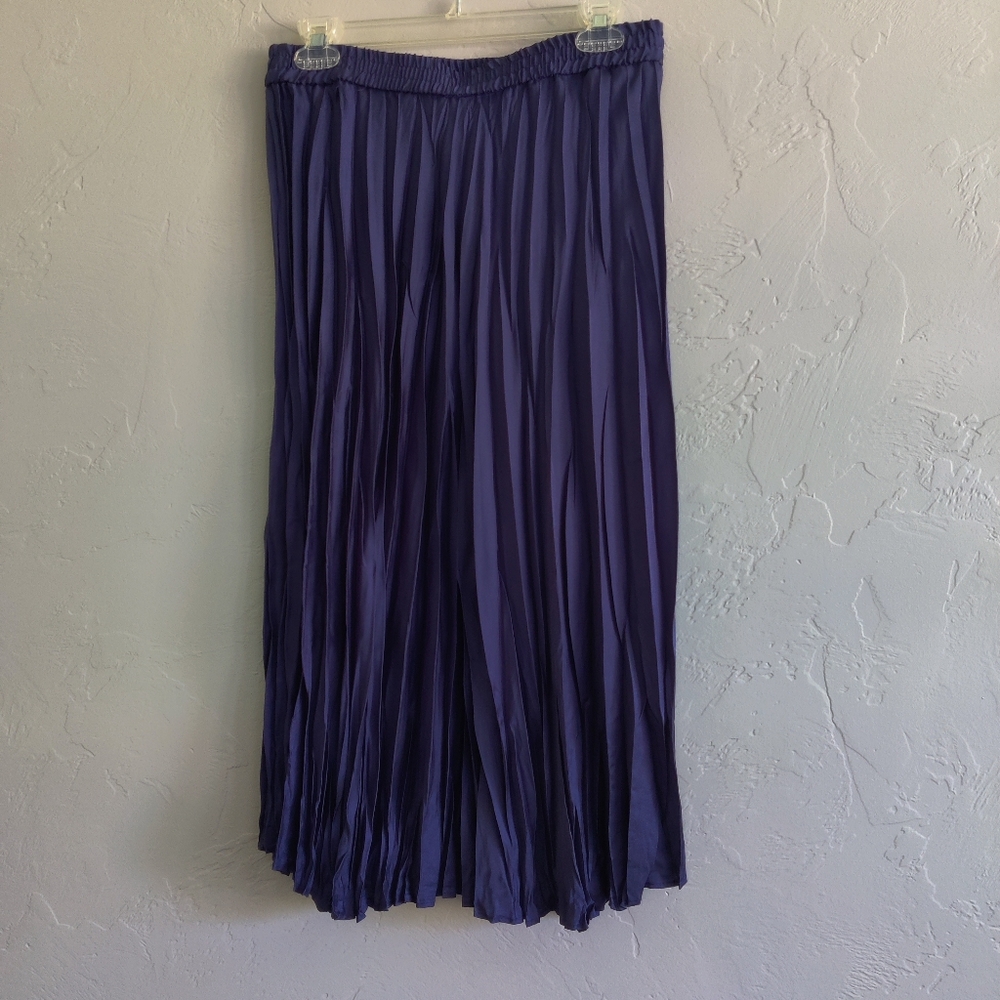 Pleated Navy Blue Skirt M. NWT Final Price no offers